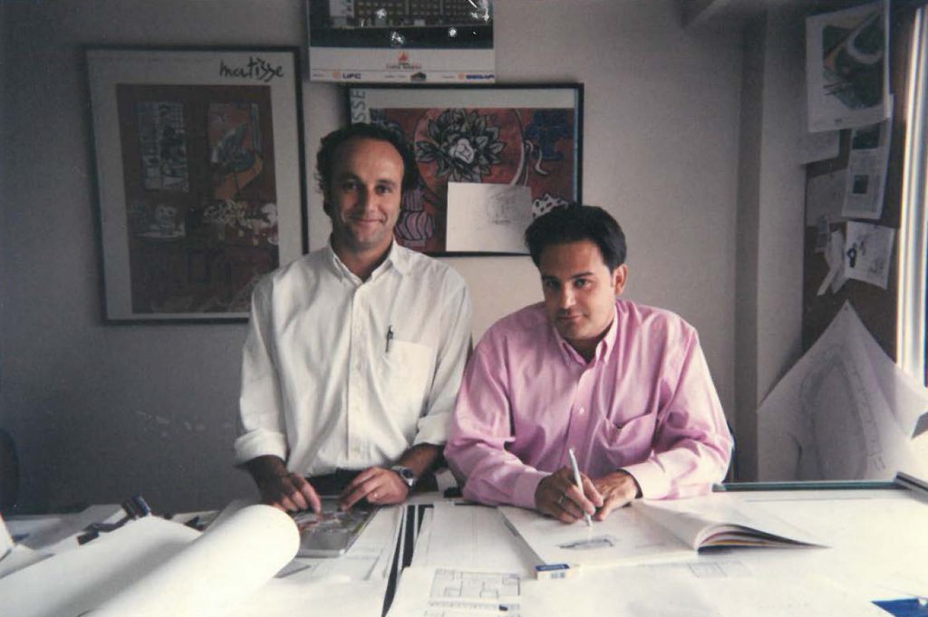 A la izquierda Eduardo Rodrigo y a la derecha José Luis Bentabol en su estudio en 1990.
